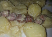 Pomme de terre aux saucisses à la crème de roquefort